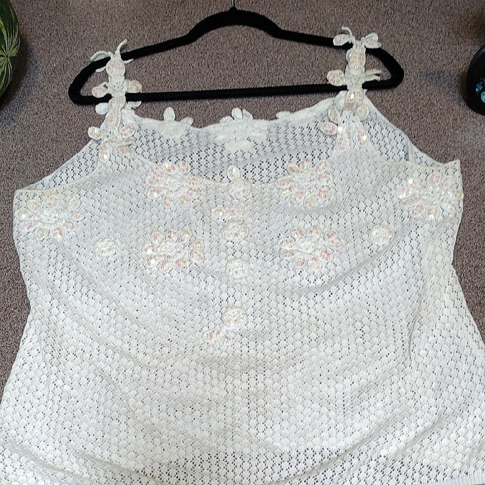 💥VINTAGE Newport News White Knit Tank Top With Delicate Sequin Crochet Flowers
